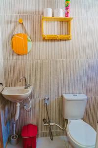 a bathroom with a toilet and a sink at Incrivel chale c WiFi e boa localizacao - Parnaiba in Parnaíba