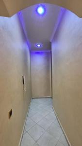un couloir avec une chambre dotée d'un plafond lumineux dans l'établissement Dar Darkoum, à Fès