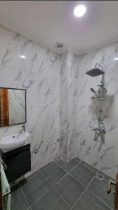 La salle de bains est pourvue d'un lavabo et d'un miroir. dans l'établissement Dar Darkoum, à Fès