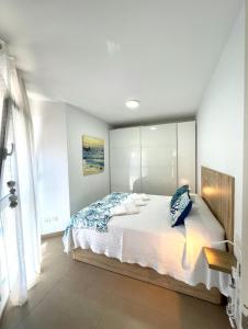 特爾德的住宿－SeawaveSunGranCanaria，一间卧室配有一张带镜子的大床
