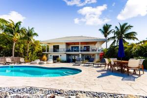 Casa con piscina, mesa y sillas en The Colorful Cabana en Cayo Largo