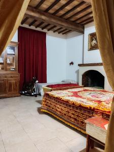 Dimora Storica في Petrignano: غرفة نوم بسريرين ومدفأة