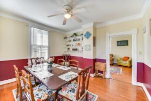 een eetkamer met een tafel en stoelen en een plafondventilator bij Historical Home in Downtown Elizabeth City! in Elizabeth City