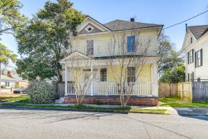 una casa gialla con una recinzione bianca di Historical Home in Downtown Elizabeth City! a Elizabeth City