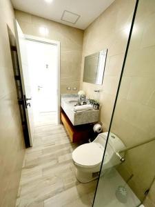 uma casa de banho com um WC e um lavatório em Ecusuites Karibao Room 3 Genius playas em Playas
