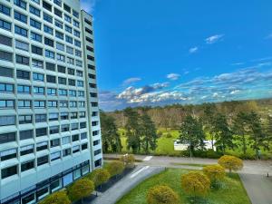 un edificio de apartamentos con un parque al lado en Trip Inn Hotel Frankfurt-Heusenstamm, en Heusenstamm