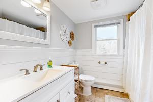 Un baño blanco con inodoro y lavabo. en Sand Dollar Dreams, en Harwich 15 fotos más