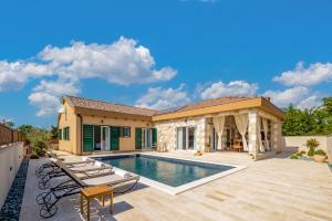 eine Villa mit Swimmingpool und ein Haus in der Unterkunft Villa Jakov in Murvica