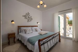 ein Schlafzimmer mit einem Bett und einem großen Fenster in der Unterkunft Villa Jakov in Murvica + 31 Fotos