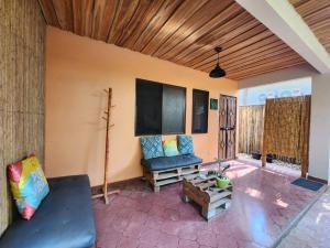 ein Wohnzimmer mit einem Sofa und einem Tisch in der Unterkunft Villas Pura Vibra in Potrero