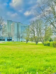 un campo de césped verde con un edificio en el fondo en Trip Inn Hotel Frankfurt-Heusenstamm, en Heusenstamm