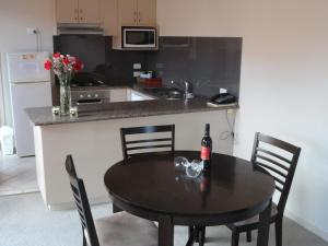 Кухня или кухненски бокс в Victoria Lodge Motor Inn & Apartments