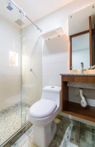 e bagno con servizi igienici, doccia e lavandino. di Hotel Casa Botero 205 a Bogotá