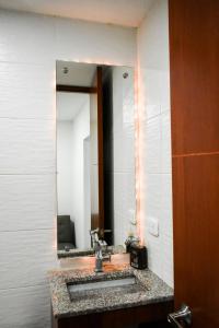 uma casa de banho com um lavatório e um espelho em Hotel Casa Botero 205 em Bogotá