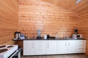 Dapur atau dapur kecil di Gladheimar Guesthouse