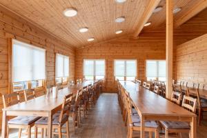Gladheimar Guesthouse في بلونديوس: قاعة اجتماعات كبيرة مع طاولات وكراسي خشبية