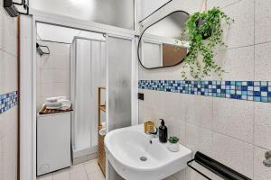 uma casa de banho com um lavatório e um espelho em Porta Venezia-Buenos Aires Chalet House in Shopping District Free Wifi Netflix em Milão