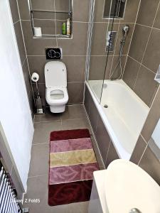 a small bathroom with a toilet and a sink at LONDON SLEEPHOUSE in London
