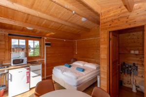 een kleine kamer met een bed in een hut bij Gladheimar Cottages in Blönduós