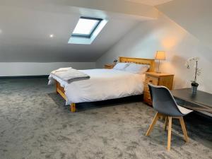 a bedroom with a bed and a desk and a chair at Stunning 5Bed House in Birmingham contractors also in Birmingham