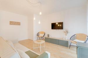 ein Wohnzimmer mit einer Couch und zwei Sesseln in der Unterkunft La Serrisienne 8 - Val d'Europe - Disneyland Paris - 8 à 10 Personnes in Serris