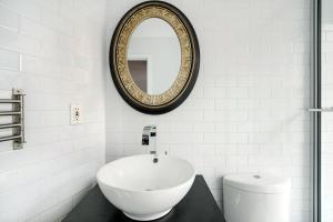 W łazience znajduje się biała umywalka i lustro. w obiekcie 139-3E west village 1BR best value w Nowym Jorku