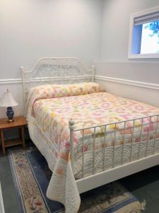 Una cama con edredón en un dormitorio en 2 Bedroom Suite: Views, Private Entrance, EVchgr, en Amity