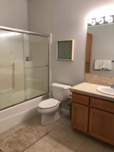 y baño con ducha, aseo y lavamanos. en 2 Bedroom Suite: Views, Private Entrance, EVchgr, en Amity