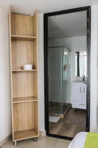 uma casa de banho com um chuveiro e uma porta de vidro em Hotel Casa Botero 303 em Bogotá