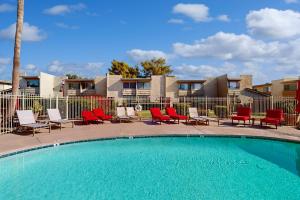 una piscina con tumbonas y un montón en Scottsdale's Sanctuary, en Scottsdale