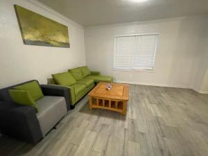 uma sala de estar com dois sofás e uma mesa de centro em Private room pleasant grove em Dallas