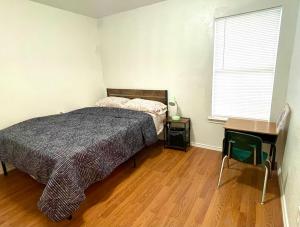 um quarto com uma cama e uma secretária. em Private room pleasant grove em Dallas