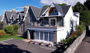 フォート・ウィリアムにあるLochiel Villa Guest Houseのバルコニー付きの広い白い家