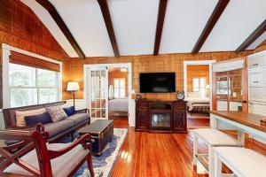 un salon avec un canapé et une télévision dans l'établissement Riverside Cottages, à Bonita Springs