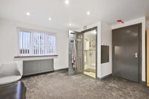 a room with a walk in shower and a glass door at Stunning 5Bed House in Birmingham contractors also in Birmingham