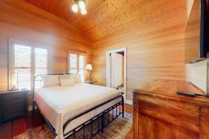 une chambre avec un lit dans une pièce en bois dans l'établissement Riverside Cottages, à Bonita Springs