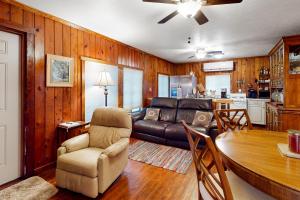 un salon avec un canapé et une table dans l'établissement Riverside Cottages, à Bonita Springs