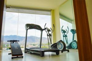 - une salle de sport avec deux vélos d'exercice devant une fenêtre dans l'établissement hotel vista valle, à Tepic
