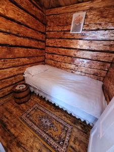 an overhead view of a bedroom in a log cabin at Casa Izvorul Rece in Cîmpeni