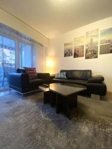 un soggiorno con divano e tavolo di Zentrale 4-Zimmer-Wohnung in Sirnach a Sirnach
