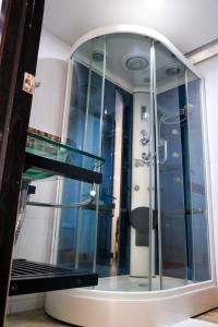 una ducha de cristal en una habitación con espejo en Hotel Casa Botero 305 en Bogotá
