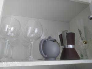 una mensola con bicchieri da vino e frullatore di Etxalo, apartamento con terraza en Gorliz a Górliz-Elexalde