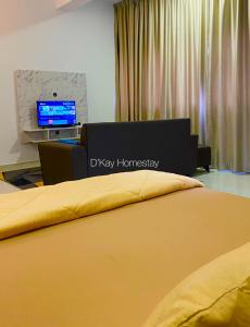 ニライにあるYouth City Studio Deluxe by DKAY in Nilaiのベッド2台とテレビが備わるホテルルームです。