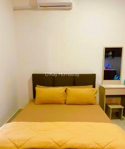 łóżko z żółtymi poduszkami w sypialni w obiekcie Youth City Studio Deluxe by DKAY in Nilai w mieście Nilai