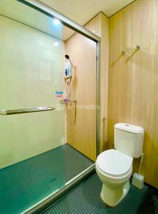 y baño con aseo y cabina de ducha. en Youth City Studio Deluxe by DKAY in Nilai, en Nilai