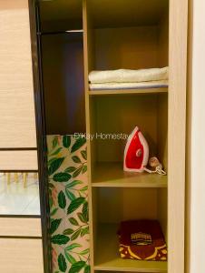 un armario con un estante con un juguete. en Youth City Studio Deluxe by DKAY in Nilai, en Nilai