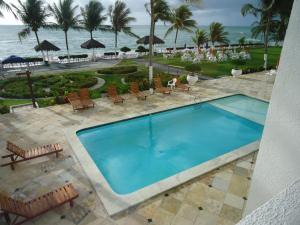 uma vista aérea de uma piscina em um resort em Marinas de Tamandaré 102 em Tamandaré