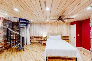 a bedroom with a bed and a red wall at Ponderosa Pine Place in Flagstaff