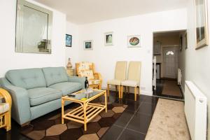 uma sala de estar com um sofá e uma mesa em Metropolitan Charm: Stylish 2BR House em Manchester