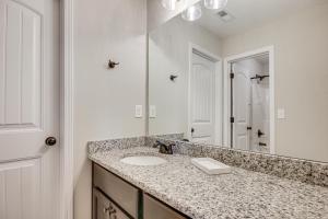 エイキンにあるSpacious Aiken Home about 8 Mi to Downtown!の洗面台と鏡のあるバスルーム +26枚の写真